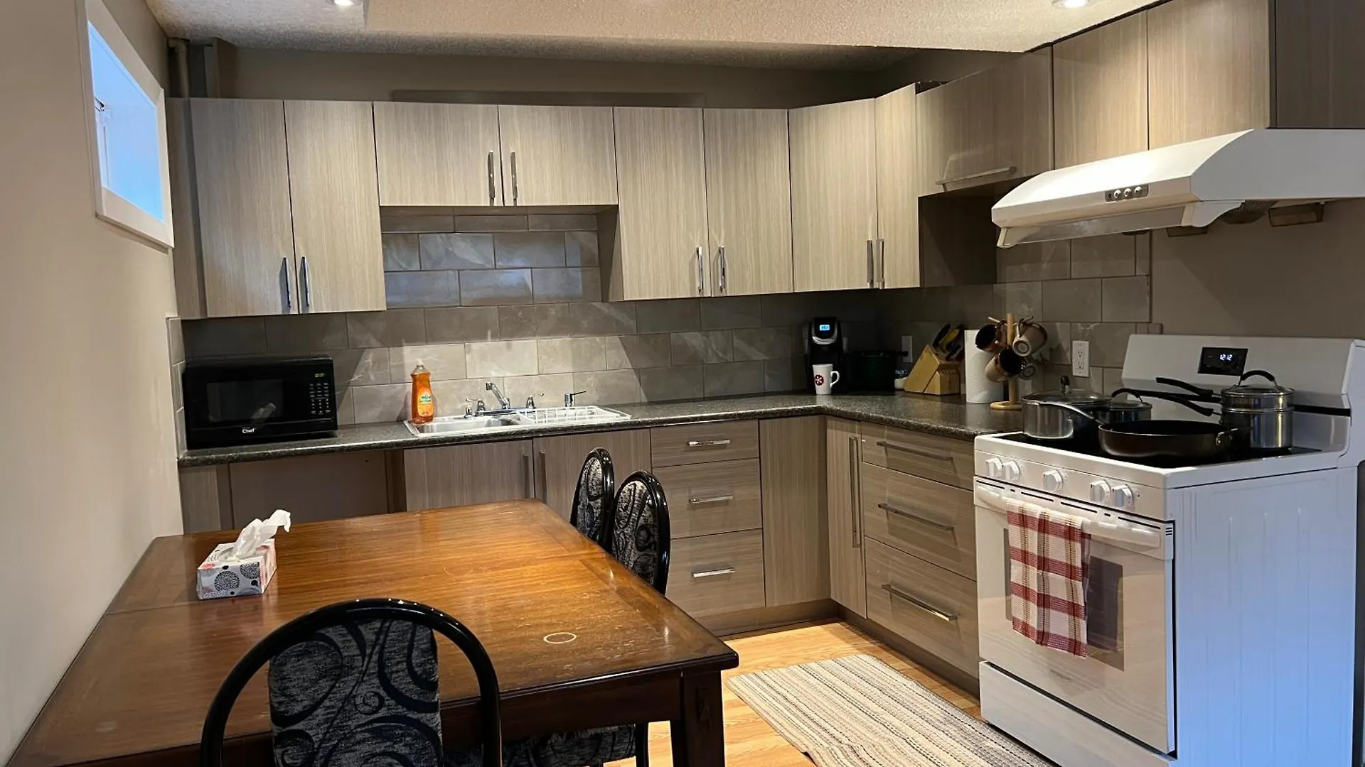 Modern Single House-Great Deal For Longer Stay Calgary Villa